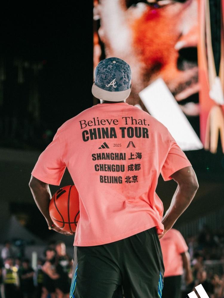 爱德华兹社媒晒多图回顾中国行 并用拼音打出Huá Zī